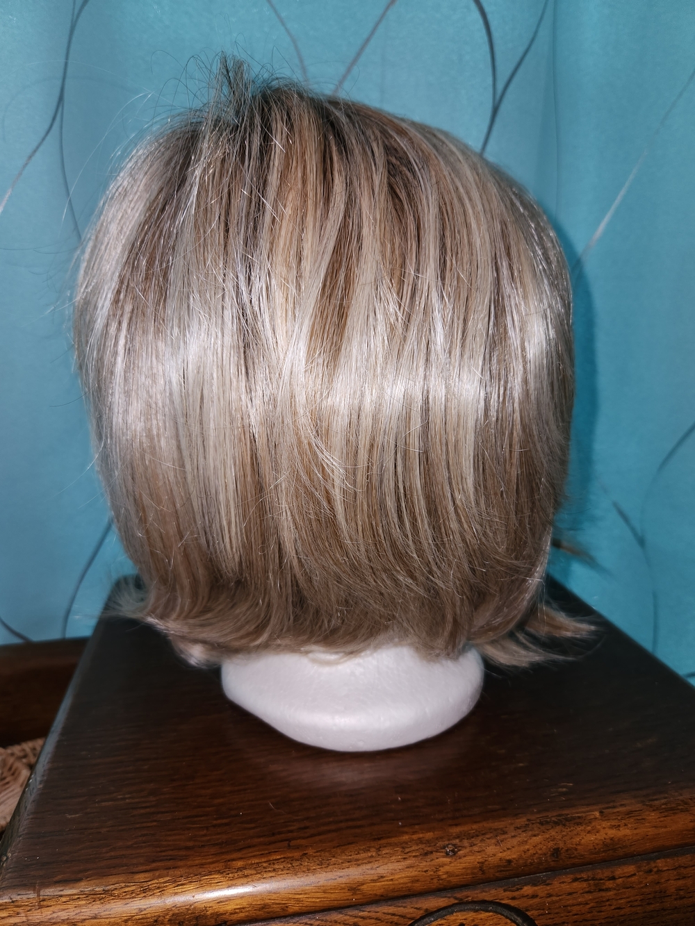 Layered Short Blonde Women's Wig with Soft Face-Framing - Picture 3 of 5